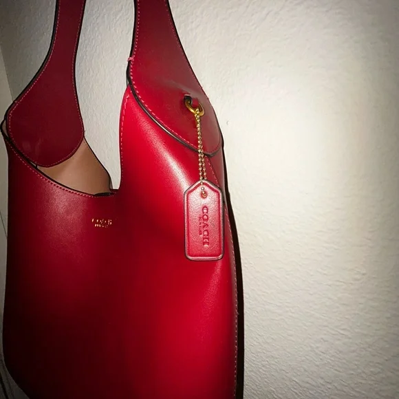 Coach Red Leather Shoulder Bag with Glossy Finish - Picture 3 of 5